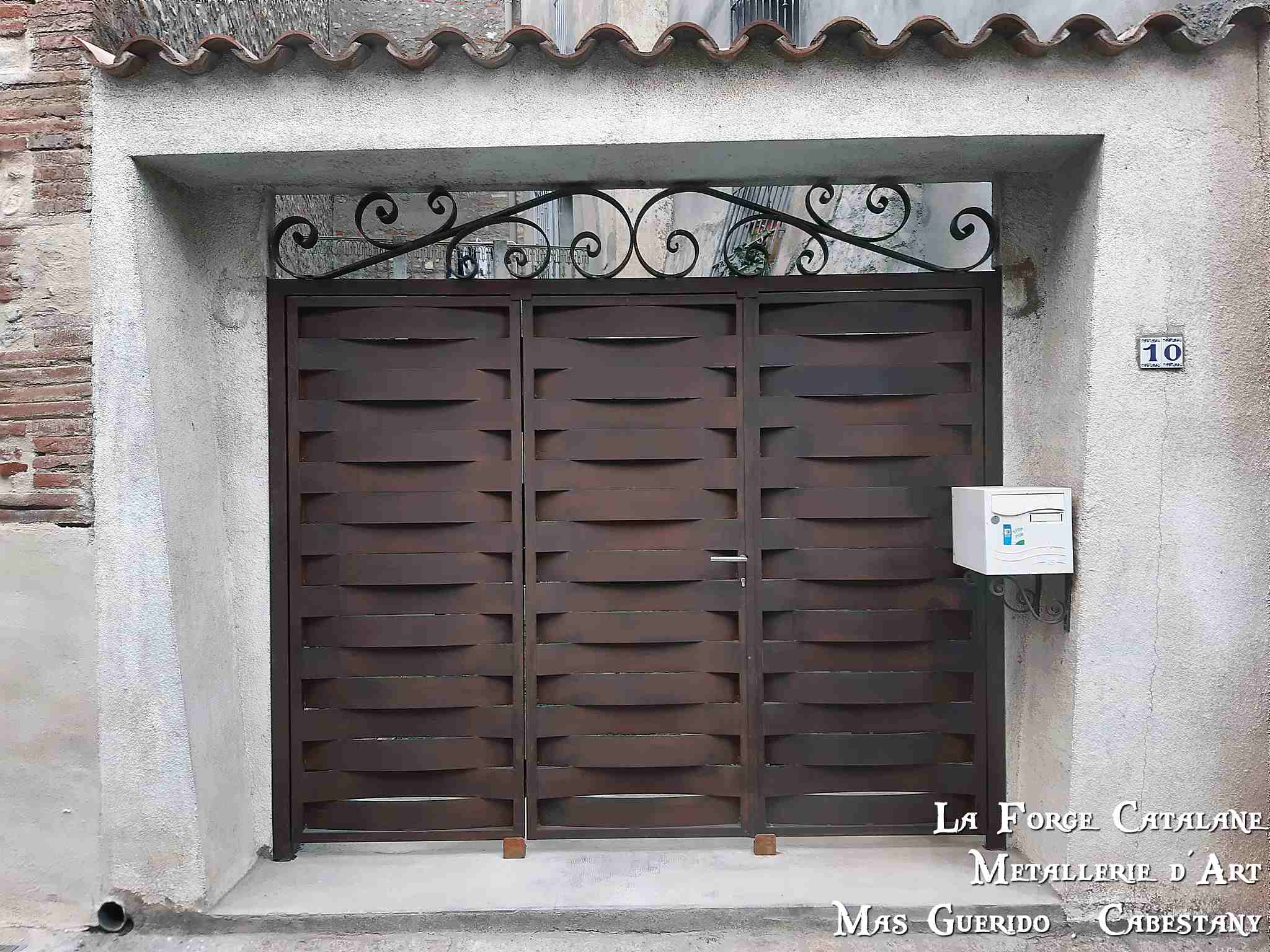 portail lame tole tressee 3 vantaux partie haute fixe avec volutes forge catalane.jpg